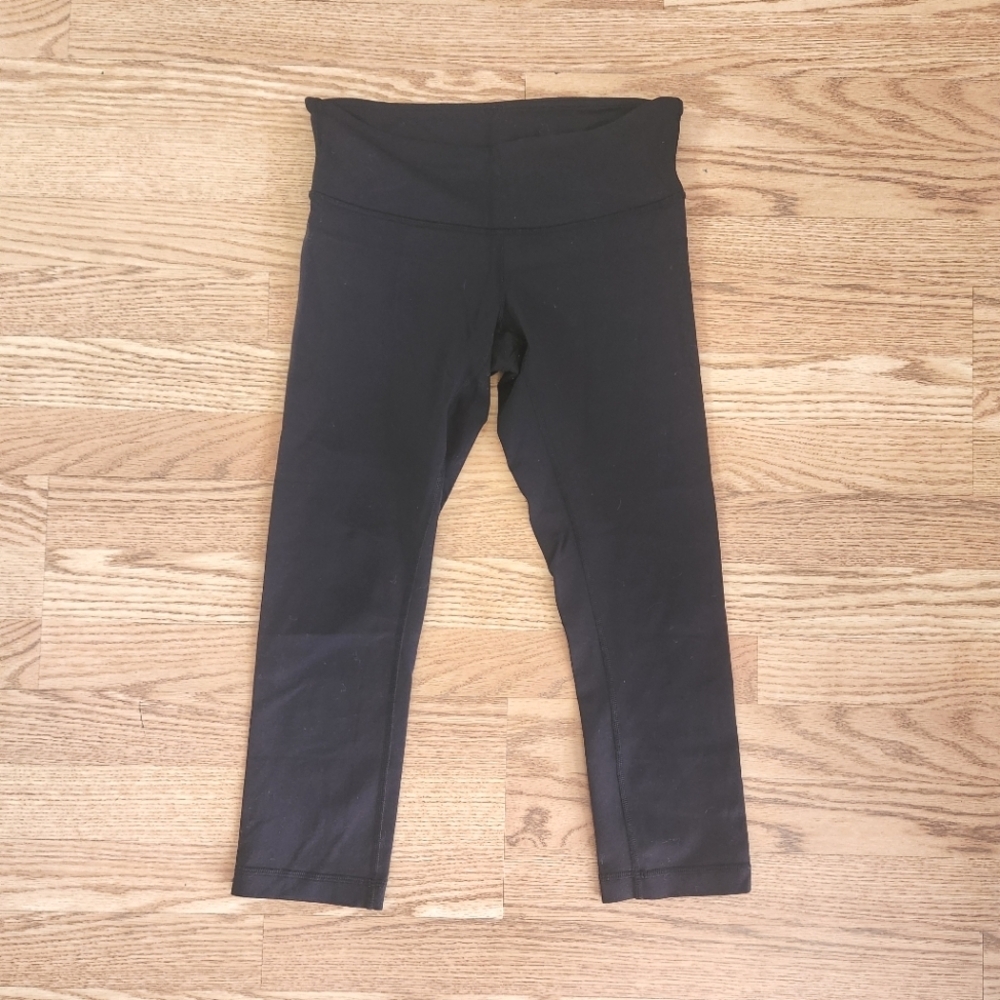 GUC Lululemon Black Capri Leggings, Size 6 - Picture 1 of 6